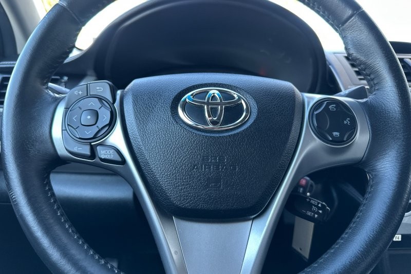 Toyota Camry Vehicle Full-screen Gallery Image 19