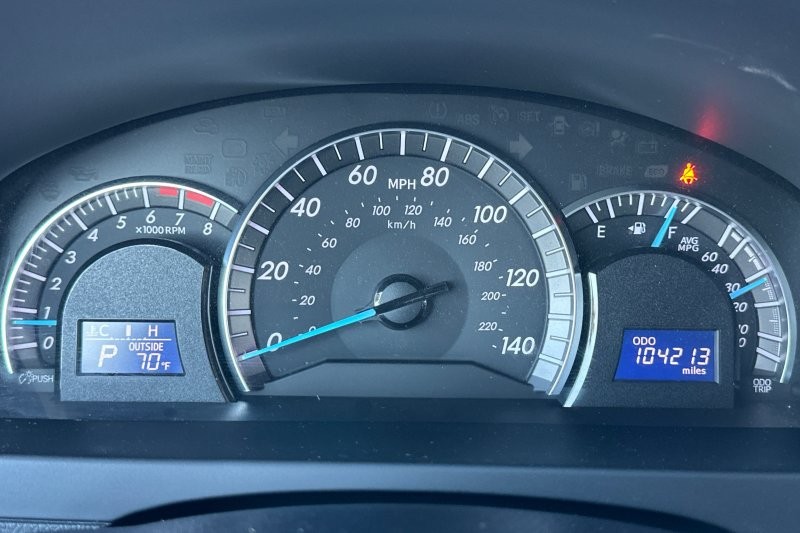Toyota Camry Vehicle Full-screen Gallery Image 20