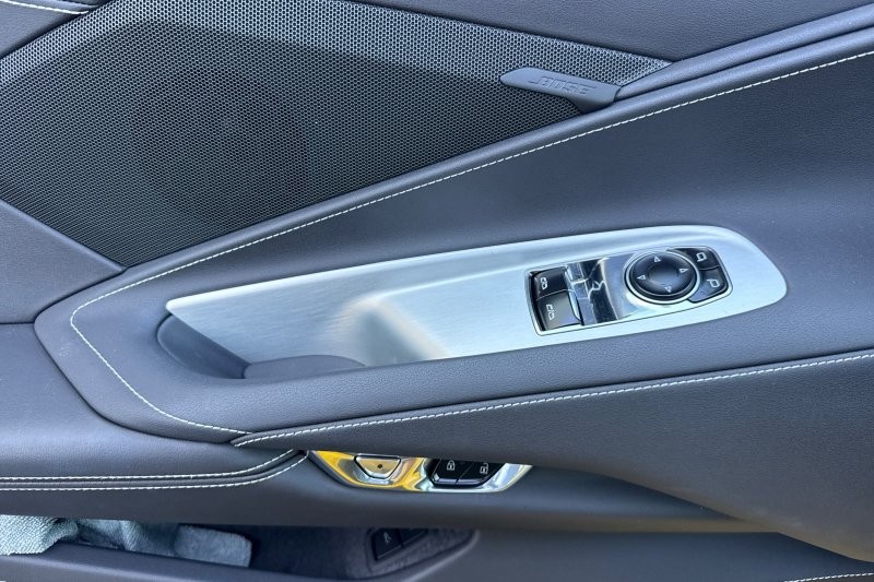 Chevrolet Corvette Vehicle Full-screen Gallery Image 11