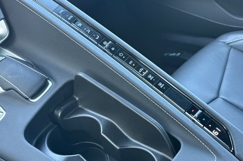 Chevrolet Corvette Vehicle Full-screen Gallery Image 19