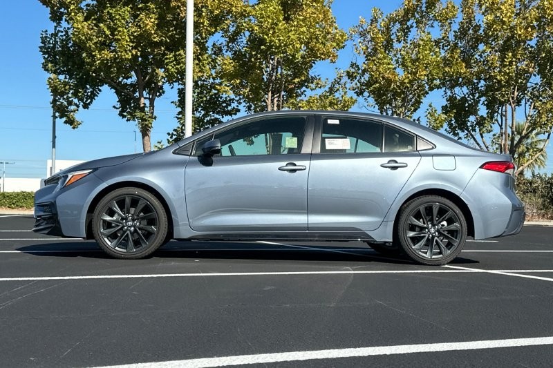 Toyota Corolla Hybrid Vehicle Full-screen Gallery Image 07