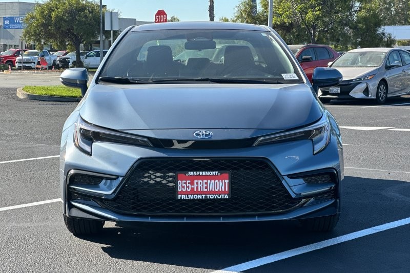 Toyota Corolla Hybrid Vehicle Full-screen Gallery Image 09