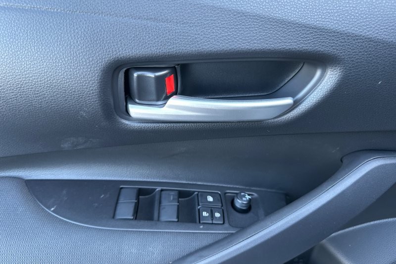 Toyota Corolla Hybrid Vehicle Full-screen Gallery Image 11