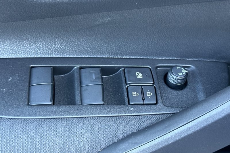 Toyota Corolla Hybrid Vehicle Full-screen Gallery Image 12