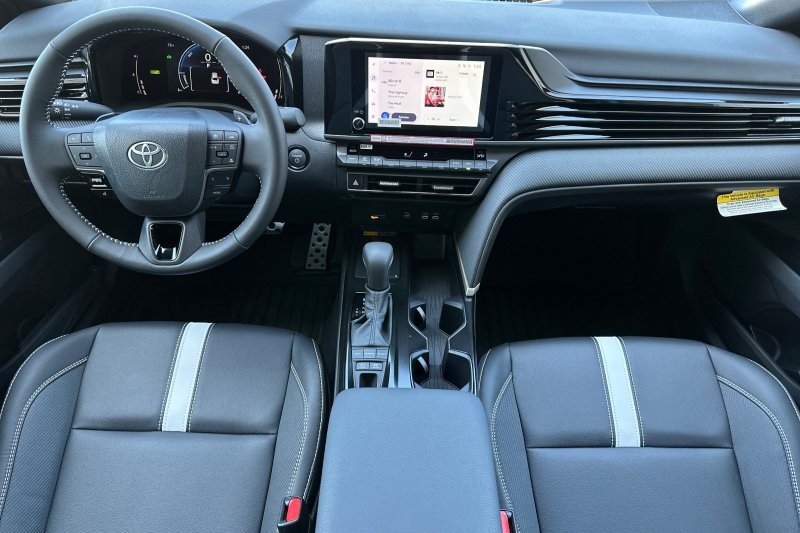 Toyota Camry Vehicle Full-screen Gallery Image 12