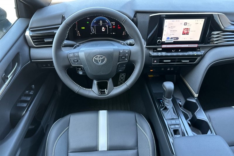Toyota Camry Vehicle Full-screen Gallery Image 13