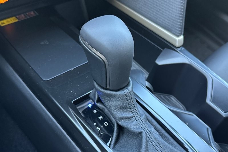 Toyota Camry Vehicle Full-screen Gallery Image 19