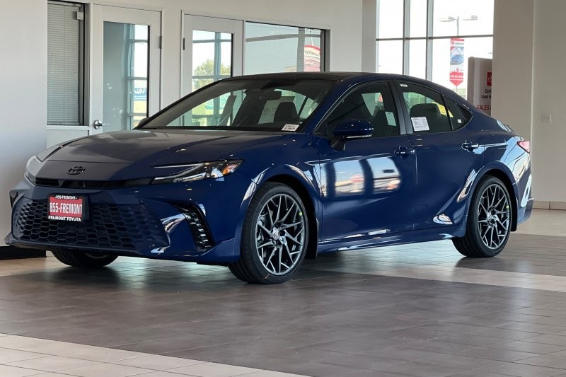 Toyota Camry Vehicle Full-screen Gallery Image 08