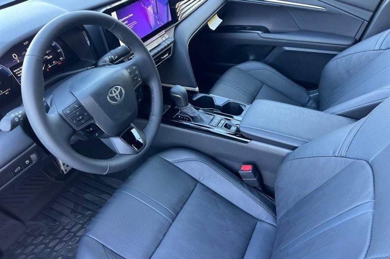 Toyota Camry Vehicle Full-screen Gallery Image 10