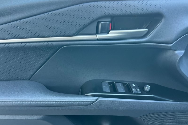 Toyota Camry Vehicle Full-screen Gallery Image 11