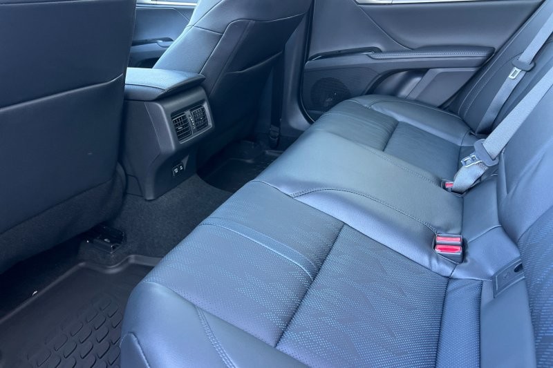 Toyota Camry Vehicle Full-screen Gallery Image 13