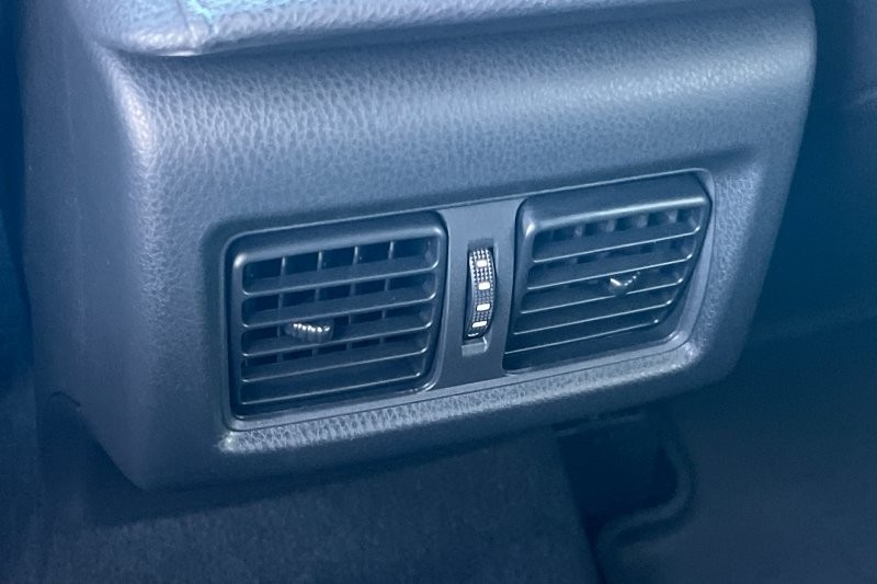 Toyota Camry Vehicle Full-screen Gallery Image 14