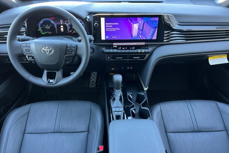 Toyota Camry Vehicle Full-screen Gallery Image 15