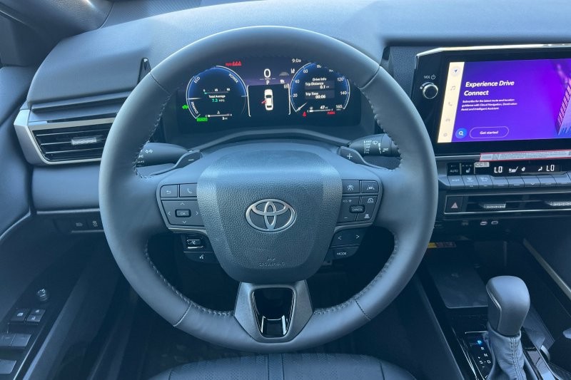 Toyota Camry Vehicle Full-screen Gallery Image 16