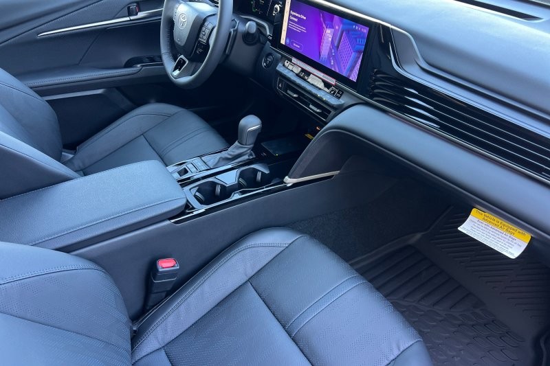 Toyota Camry Vehicle Full-screen Gallery Image 17