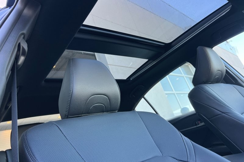 Toyota Camry Vehicle Full-screen Gallery Image 18
