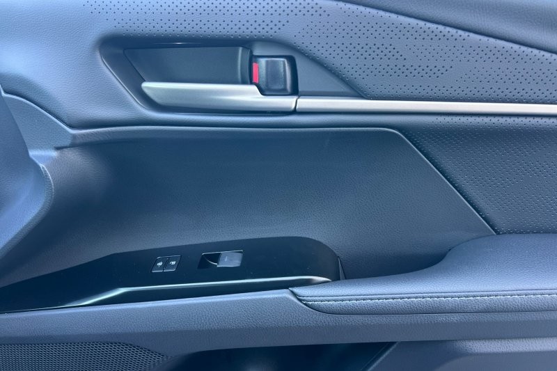 Toyota Camry Vehicle Full-screen Gallery Image 19
