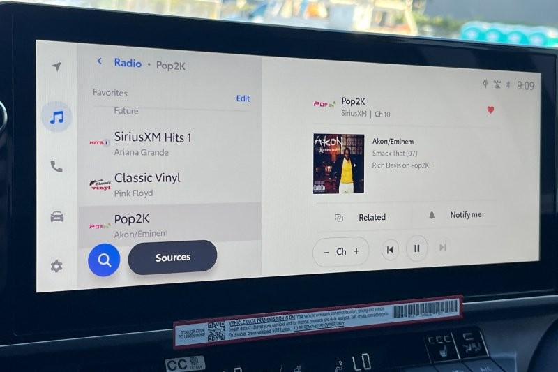 Toyota Camry Vehicle Full-screen Gallery Image 20