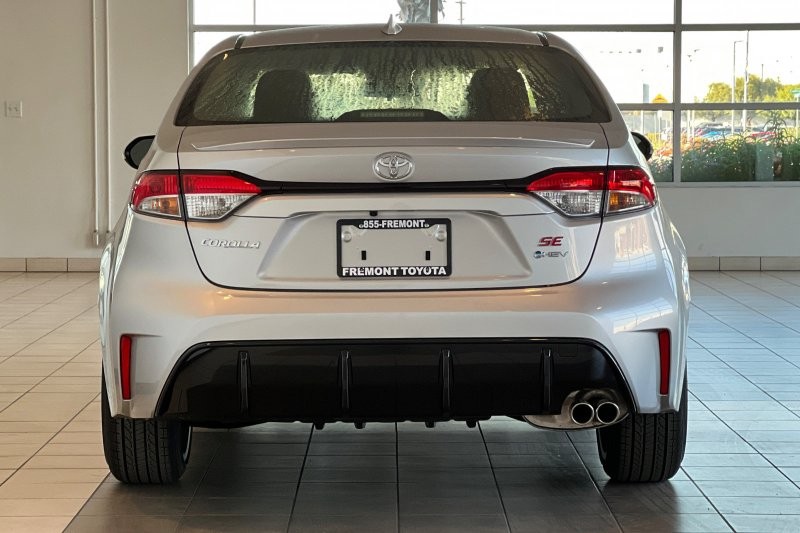 Toyota Corolla Hybrid Vehicle Full-screen Gallery Image 05