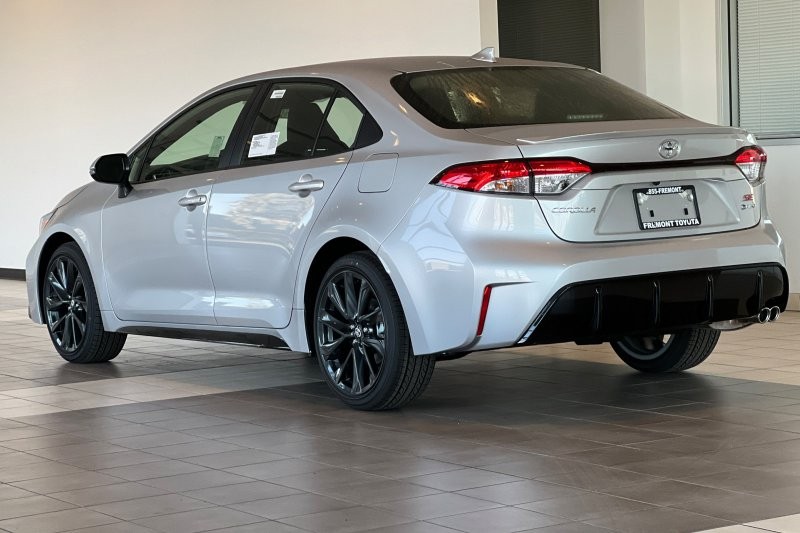 Toyota Corolla Hybrid Vehicle Full-screen Gallery Image 06