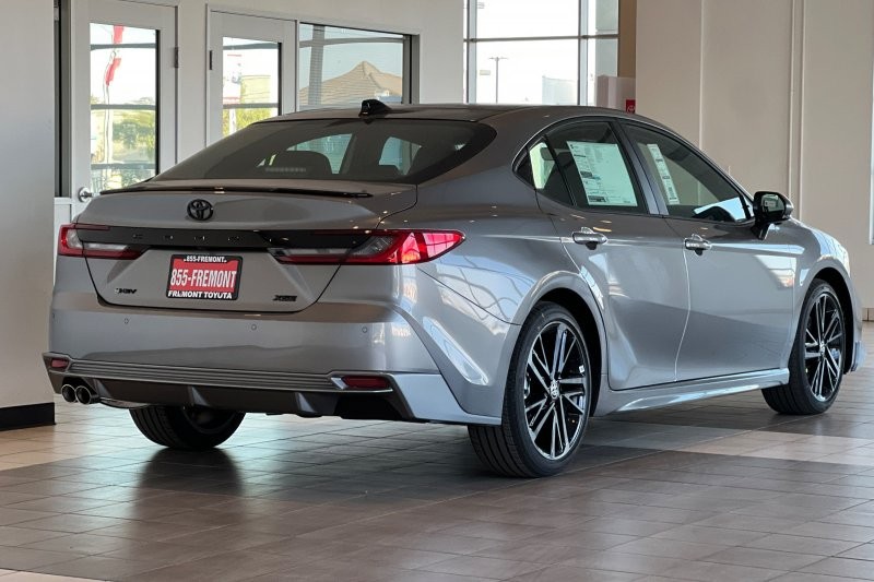 Toyota Camry Vehicle Full-screen Gallery Image 04