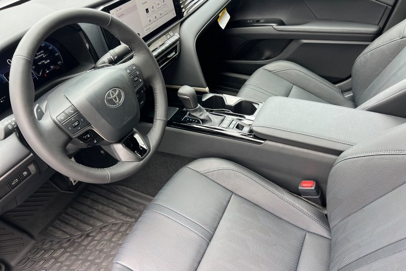 Toyota Camry Vehicle Full-screen Gallery Image 10