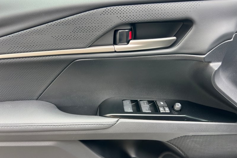 Toyota Camry Vehicle Full-screen Gallery Image 11