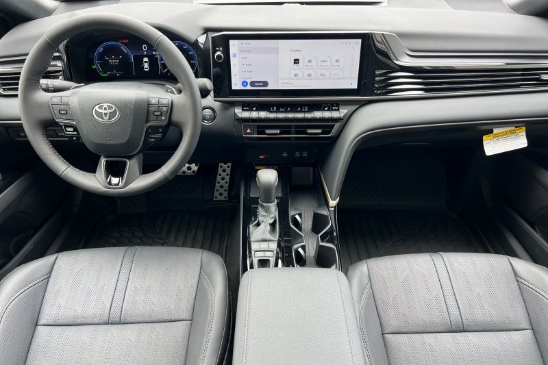 Toyota Camry Vehicle Full-screen Gallery Image 13