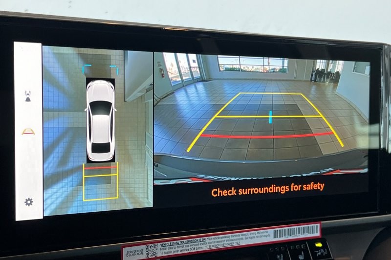 Toyota Camry Vehicle Full-screen Gallery Image 18