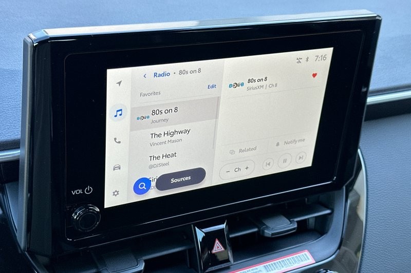 Toyota Corolla Hybrid Vehicle Full-screen Gallery Image 17