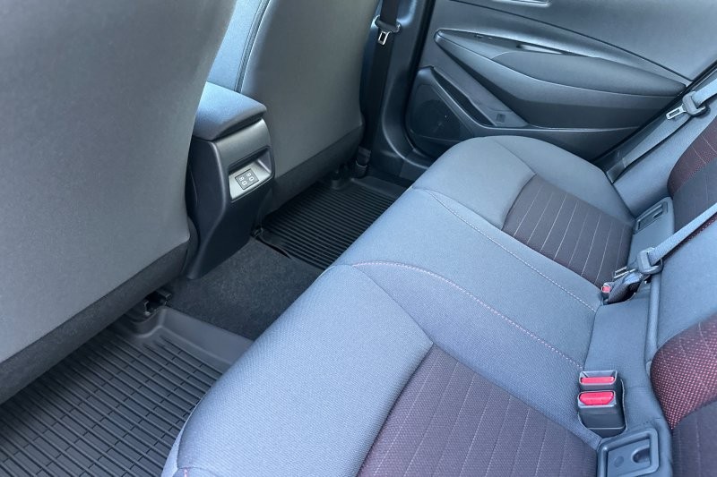 Toyota Corolla Vehicle Full-screen Gallery Image 13