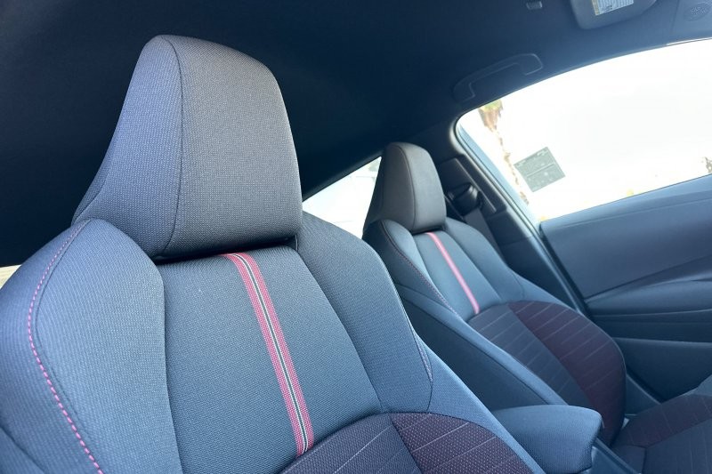 Toyota Corolla Vehicle Full-screen Gallery Image 17