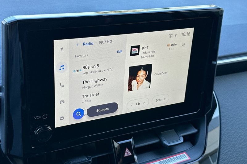 Toyota Corolla Vehicle Full-screen Gallery Image 19