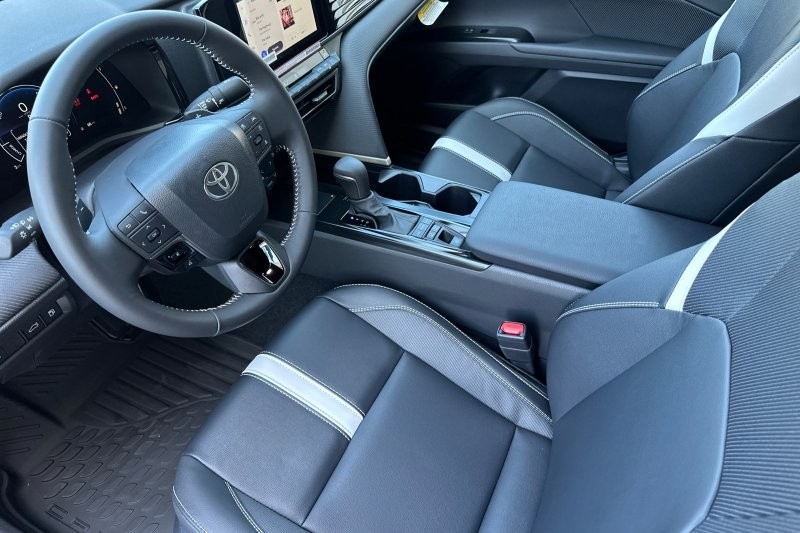 Toyota Camry Vehicle Full-screen Gallery Image 07