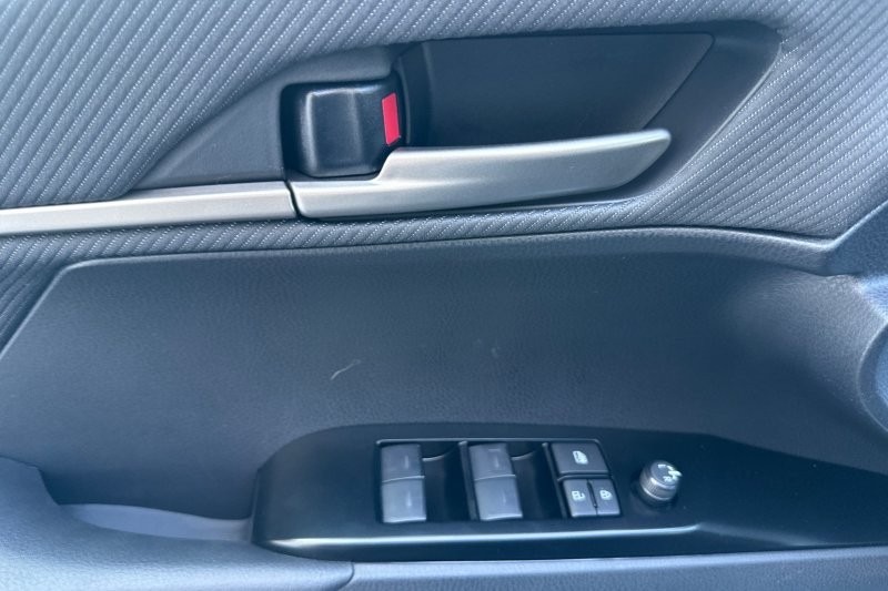 Toyota Camry Vehicle Full-screen Gallery Image 08