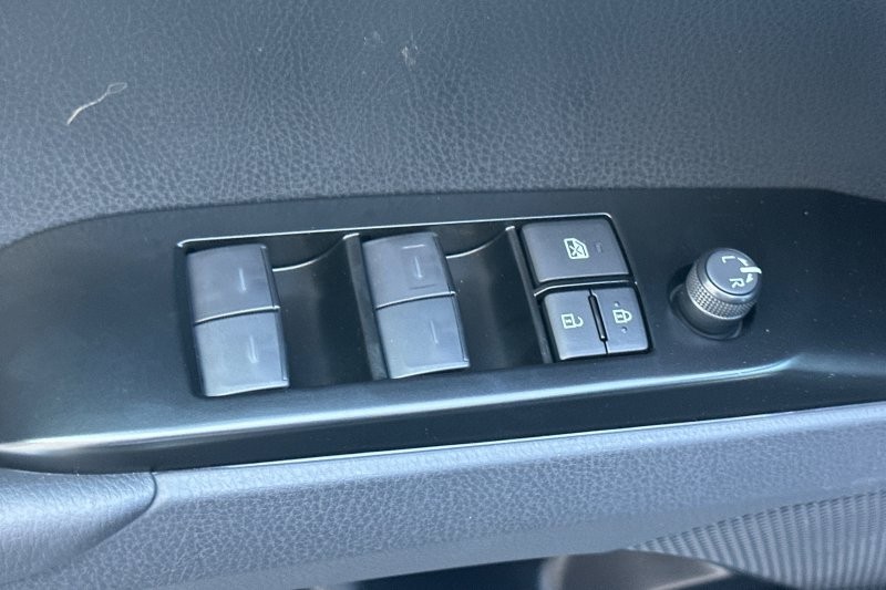 Toyota Camry Vehicle Full-screen Gallery Image 09
