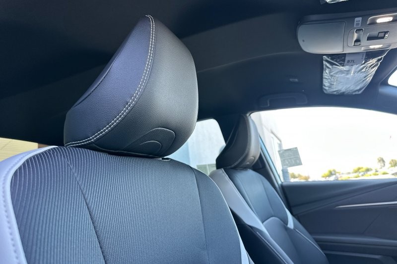Toyota Camry Vehicle Full-screen Gallery Image 15