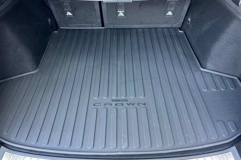 Toyota Crown Signia Vehicle Full-screen Gallery Image 15