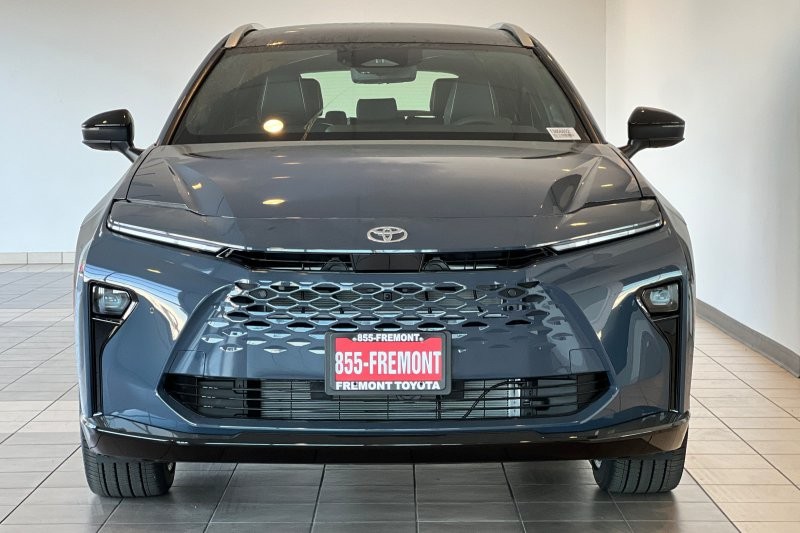 Toyota Crown Signia Vehicle Full-screen Gallery Image 09