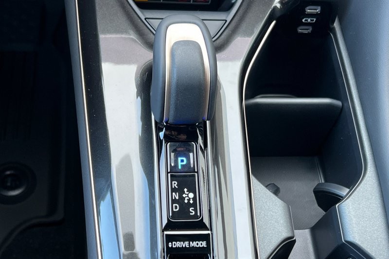 Toyota Crown Signia Vehicle Full-screen Gallery Image 20