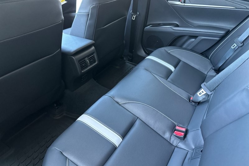 Toyota Camry Vehicle Full-screen Gallery Image 10