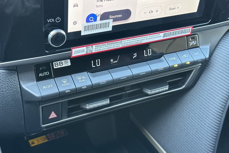 Toyota Camry Vehicle Full-screen Gallery Image 18