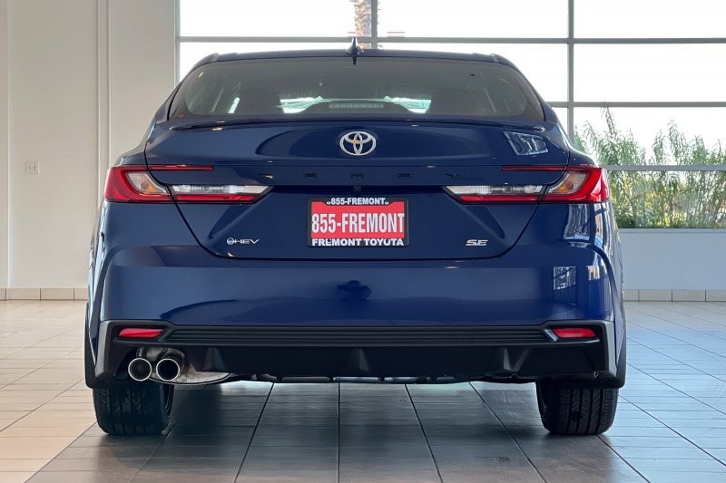 Toyota Camry Vehicle Full-screen Gallery Image 05