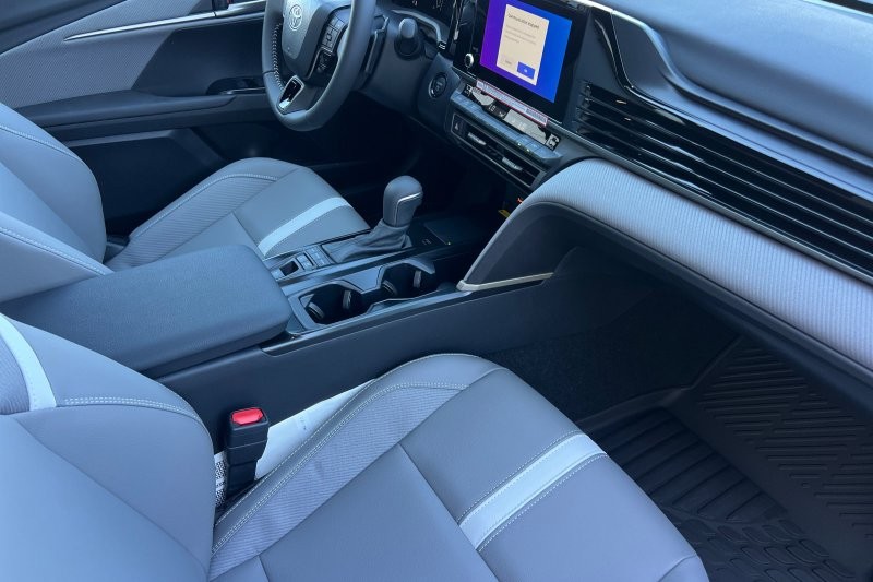 Toyota Camry Vehicle Full-screen Gallery Image 14