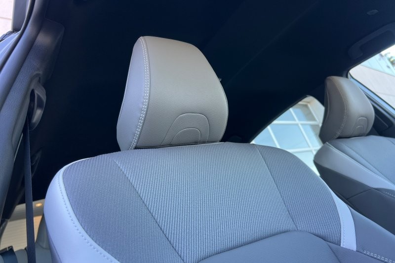 Toyota Camry Vehicle Full-screen Gallery Image 15