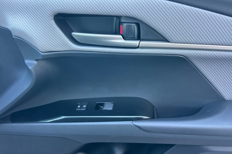 Toyota Camry Vehicle Full-screen Gallery Image 16