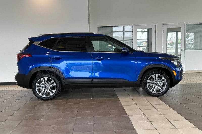 Kia Seltos Vehicle Full-screen Gallery Image 03