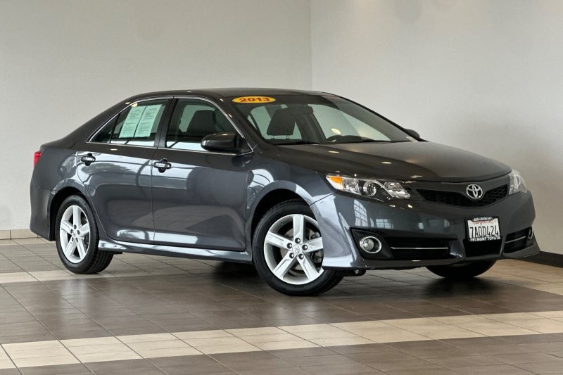 Toyota Camry Vehicle Full-screen Gallery Image 02