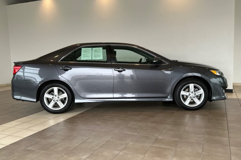 Toyota Camry Vehicle Full-screen Gallery Image 03