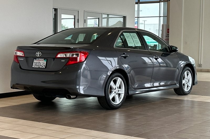 Toyota Camry Vehicle Full-screen Gallery Image 04